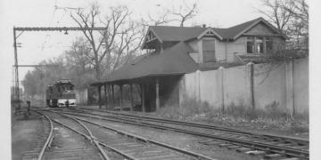 Montrose Ave Station Graceland Cemetery